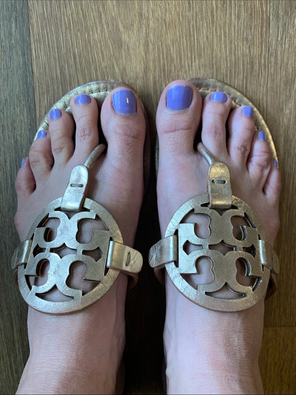 Tory Burch Metallic Rose Gold Miller Logo Thong Sandals - Picture 5 of 6